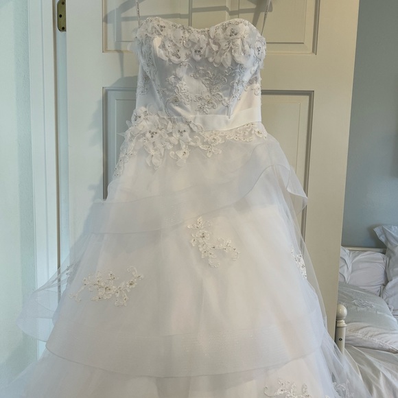 Never Worn Wedding Dress - Picture 3 of 8